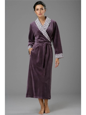 Женственный велюровый халат классического кроя